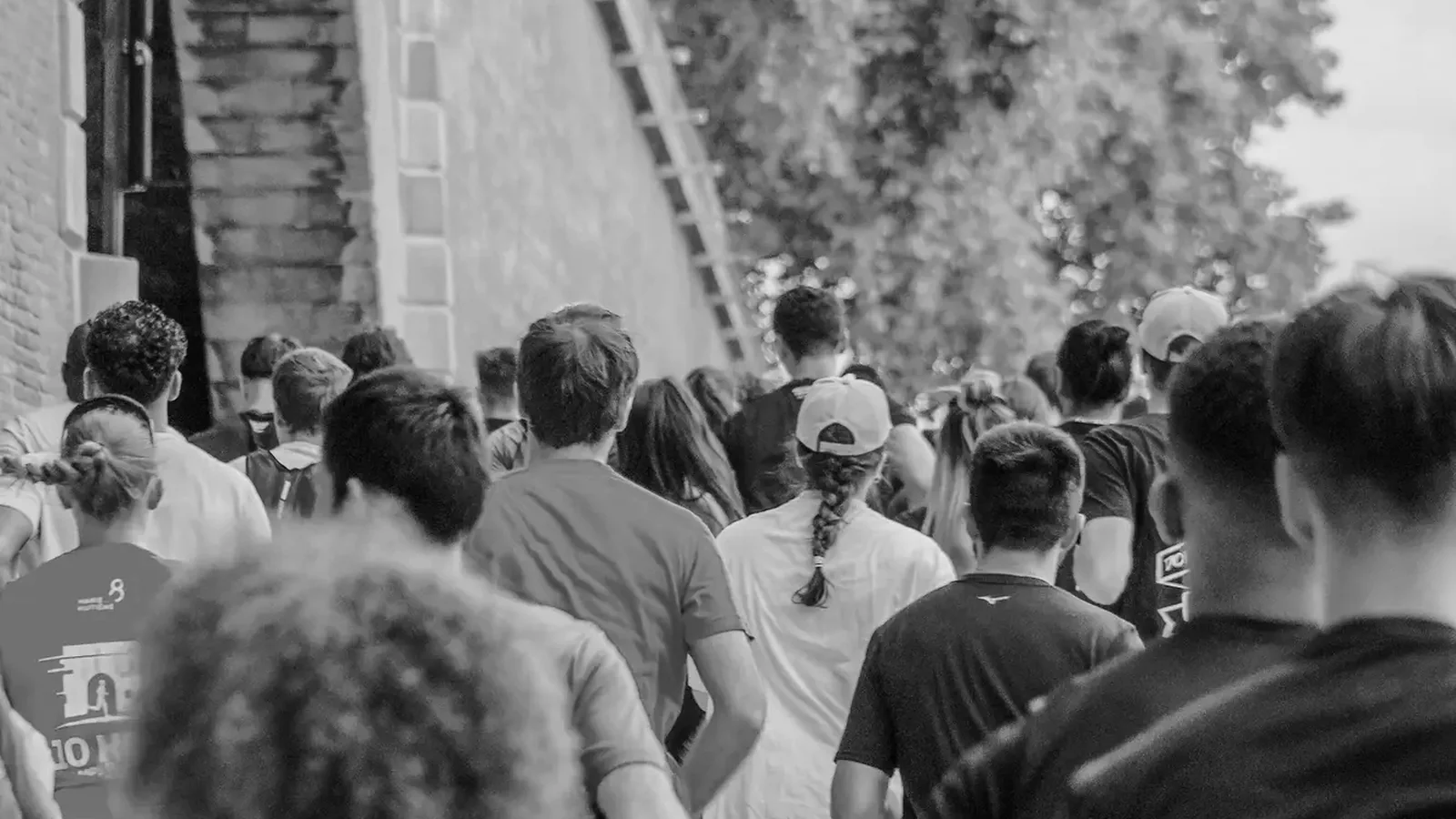 Un peloton de course passe sous un pont de brique à Toulouse