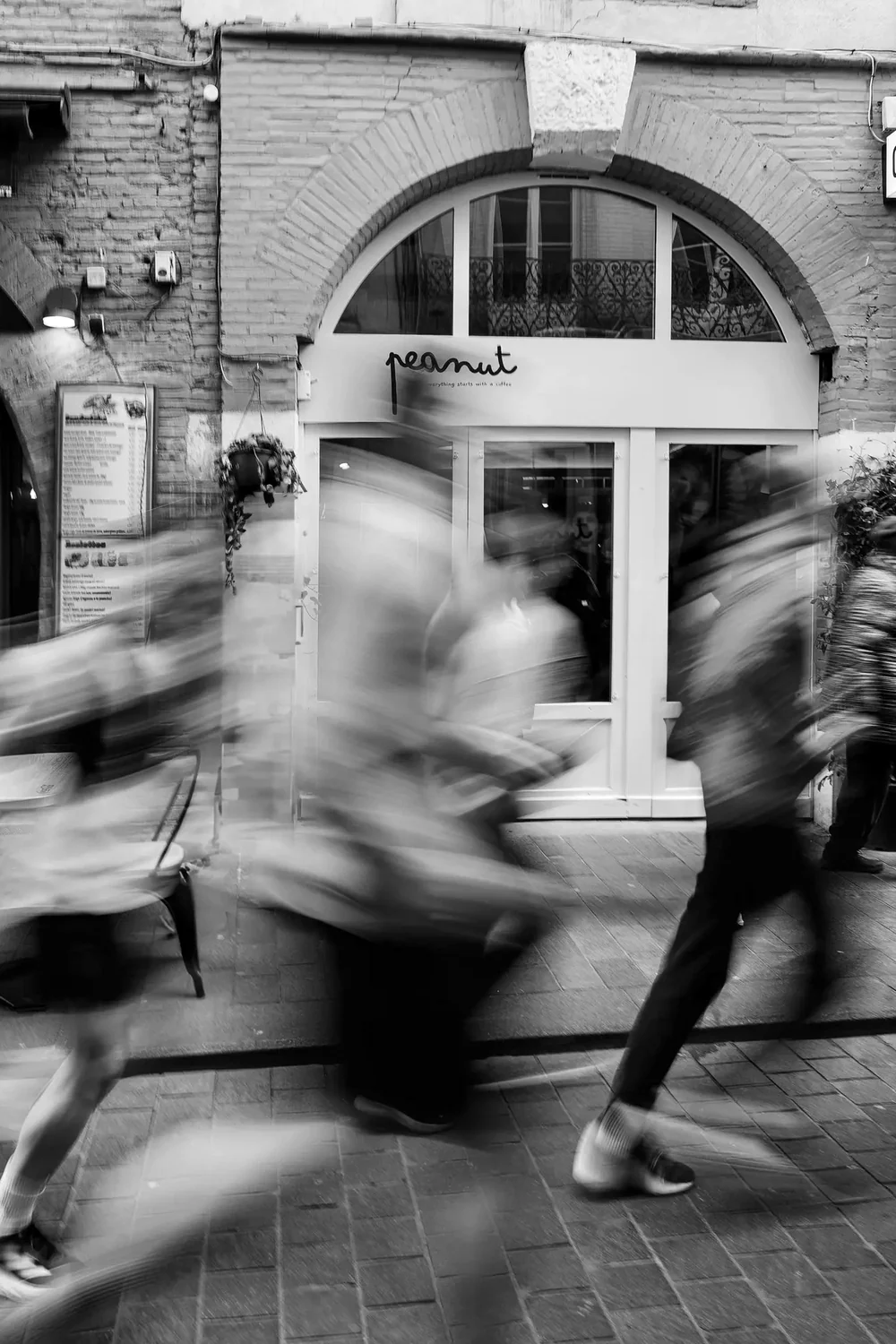Des coureurs passent en ville, en mouvement